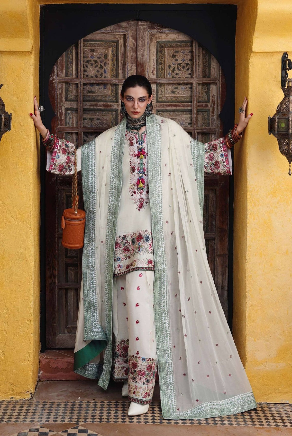 Mushq Nuvera Raw Silk 26/Vol 2/Vivienne Rose/D 08/White